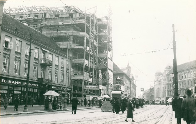 Trg bana Jelačića 1930. godine. Hotel Milinov u izgradnji